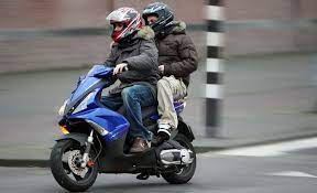 Risico’s van scooter rijden zonder helm: een gevaarlijke keuze