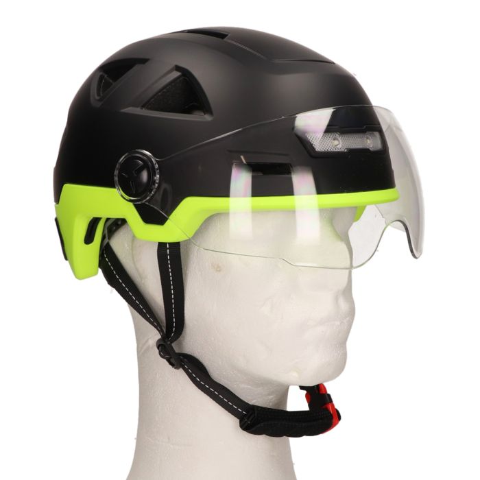 Stijlvolle helm met zwart vizier: Bescherming en uitstraling gecombineerd